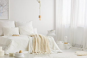 Habitación decorada de blanco
