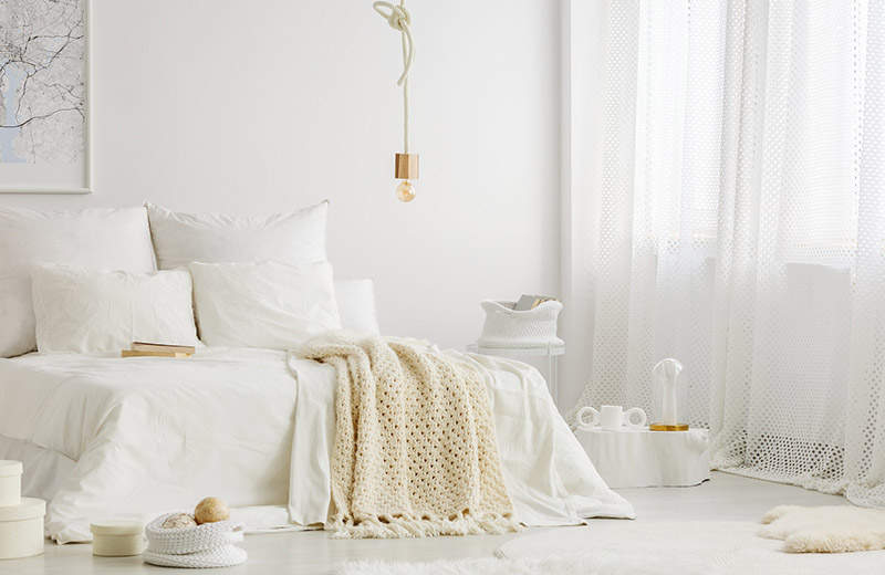 Habitación decorada de blanco